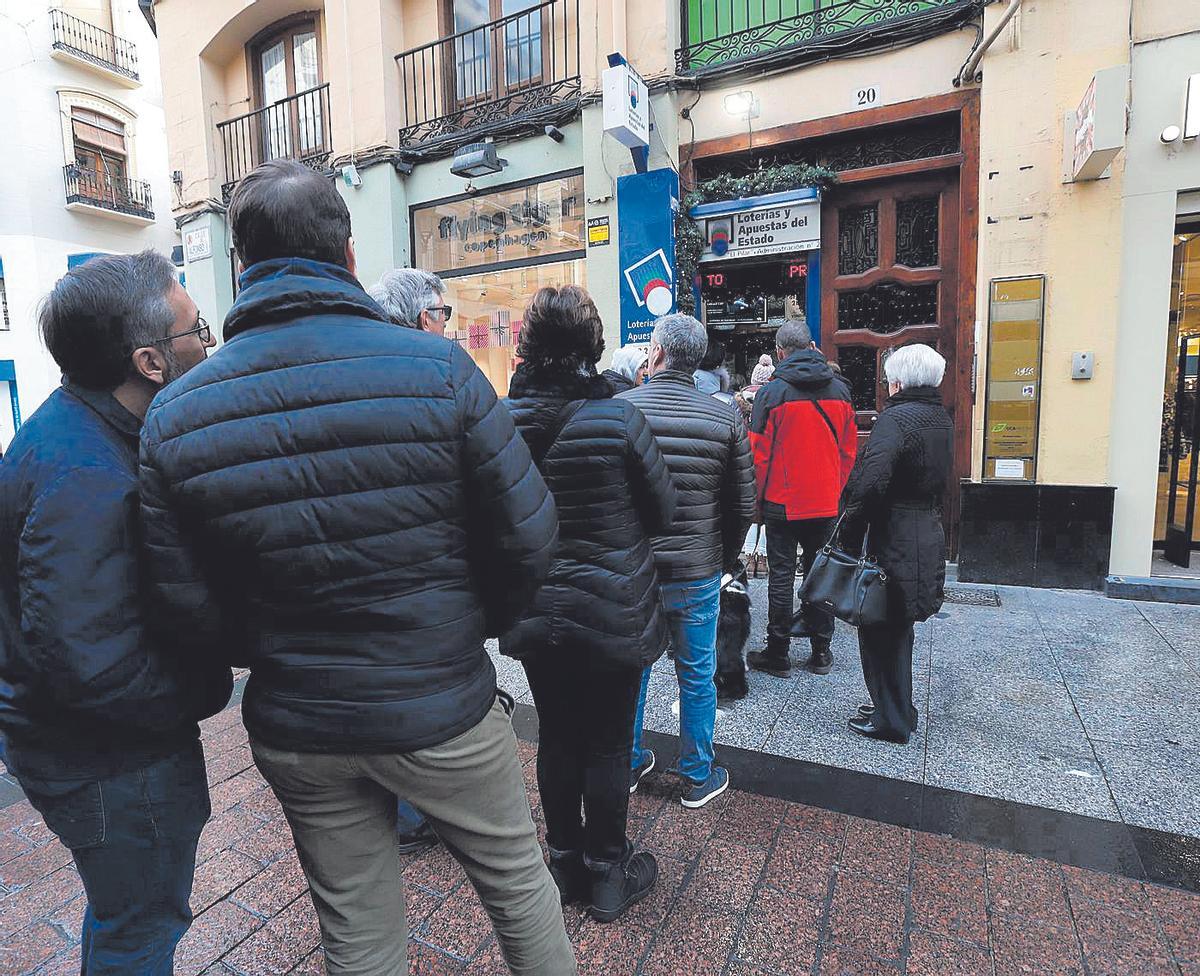 Fila en la administración número 1 de la calle Alfonso I de Zaragoza.