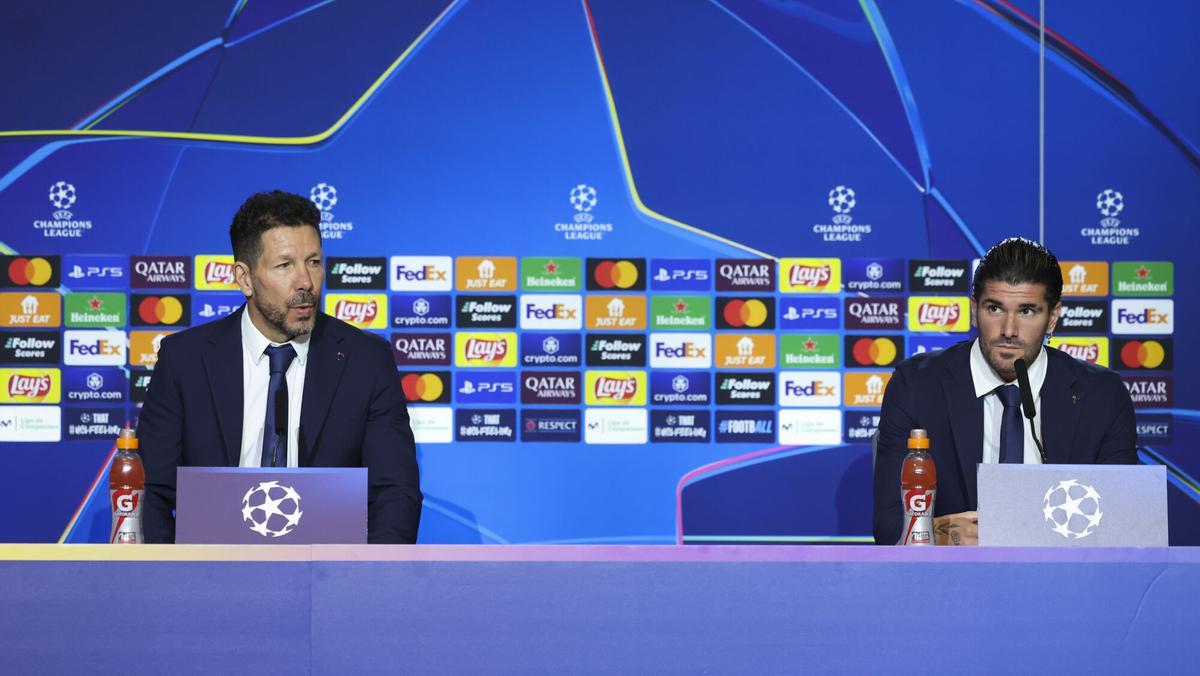 Diego Pablo Simeone (i) y Rodrigo de Paul.