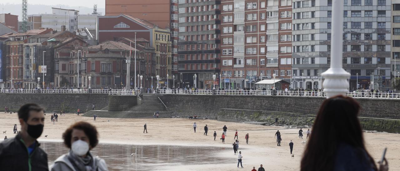 Personas en la playa de San Lorenzo de Gijón durante esta Semana Santa.