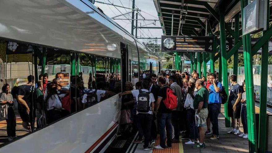 La estación de tren de Vilagarcía registra una media de 1.700 viajeros diarios. // Iñaki Abella