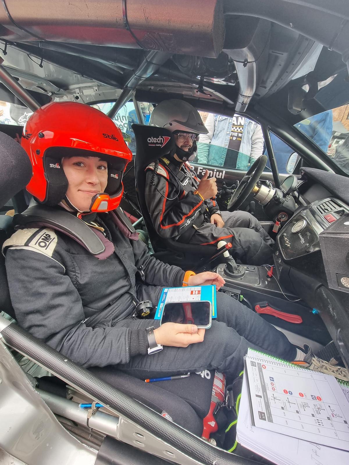 Carmen María Pérez, una de las copilotos ganadoras de la última edición, disfrutando de su premio: una prueba automovilística