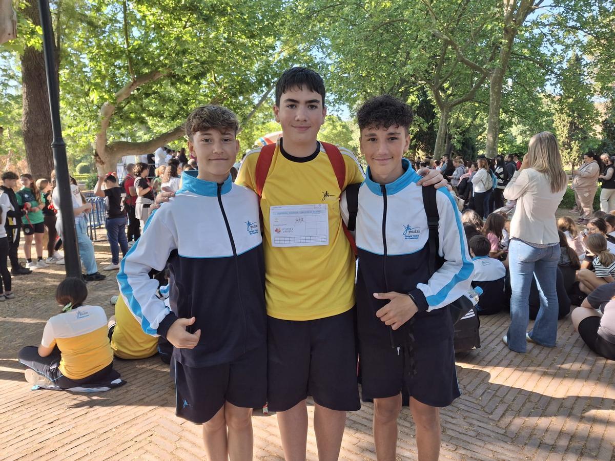 Clara Barquero, Jesús Alonso y Mario Fernández, durante la actividad en el parque de La Legión.
