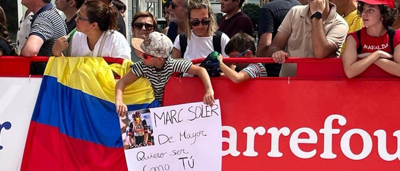 Un niño sostiene una pancarta de admiración hacia Marc Soler en la meta de Alicante.