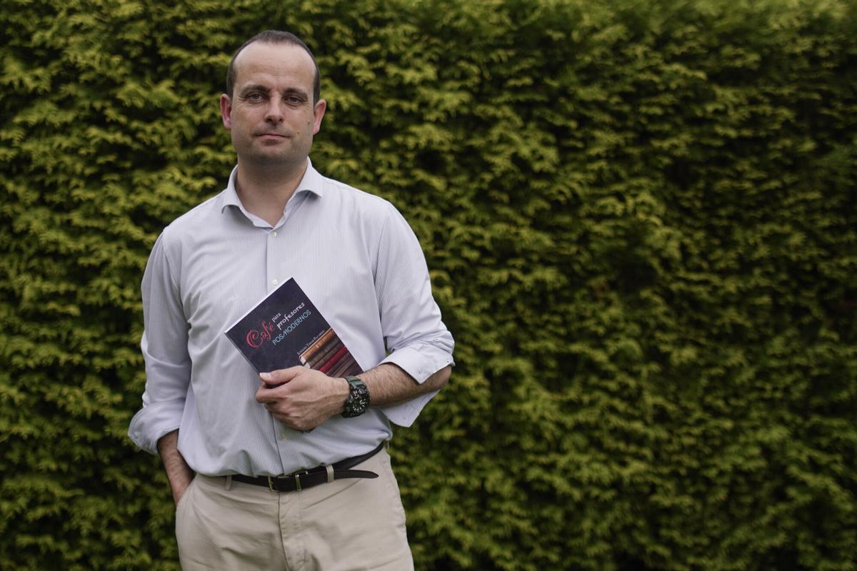 El profesor Ignacio Tosar, autor de 'Café para profesores posmodernos', posa con el libro.
