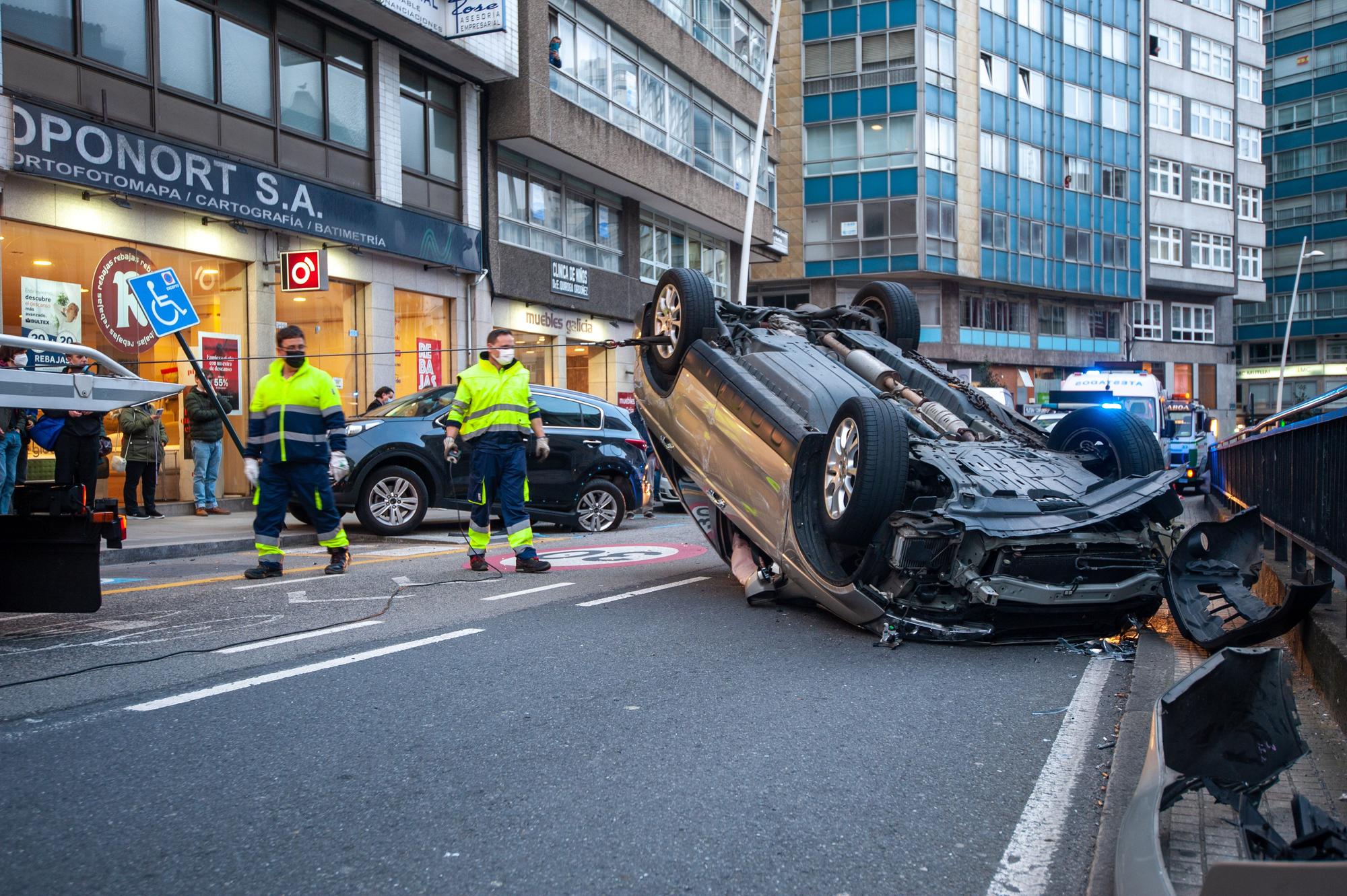 Herido al volcar su coche en Juan Flórez