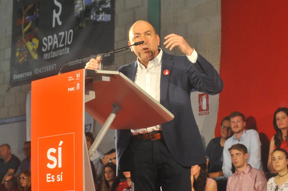 Pedro Sánchez abarrota el polideportivo de Carrús