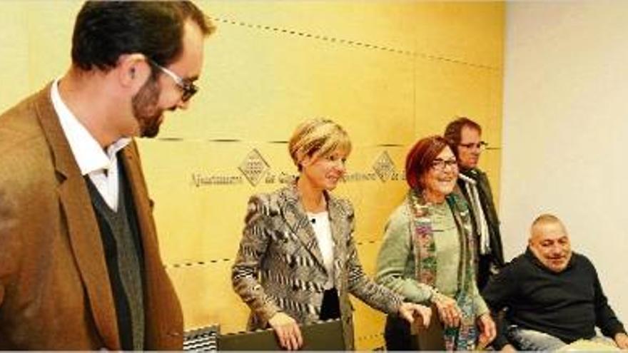 Els cinc regidors, ahir durant la roda de premsa a la sala Miquel Diumé de l&#039;Ajuntament de Girona.