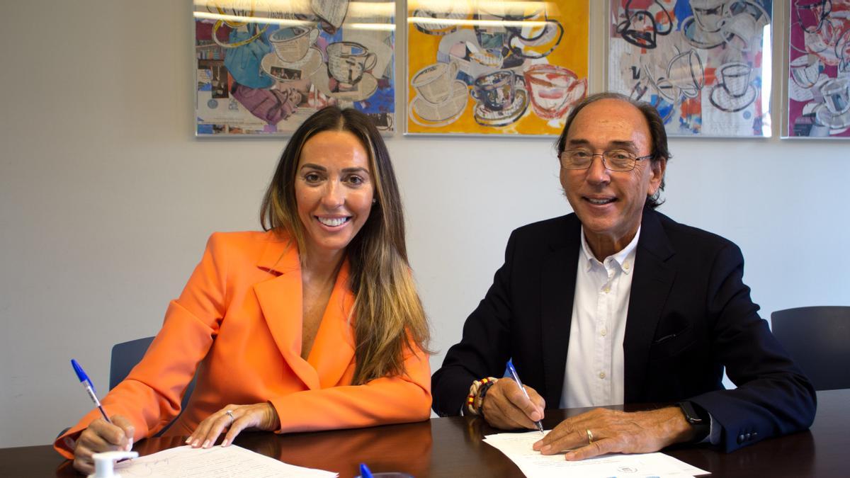 Mónica ,CEO de Dormitienda, con Enrique Duart, durante la reciente rúbrica.