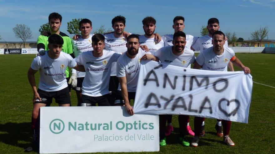 Los jugadores del Moraleja mandan ánimos a un compañero lesionado antes del choque. | Cedida