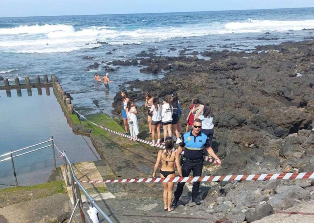 El precintado en la piscina natural de El Agujero
