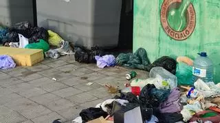 Multa de 2.000 euros a un trabajador de un restaurante de Santa Cruz por dejar la basura en la calle