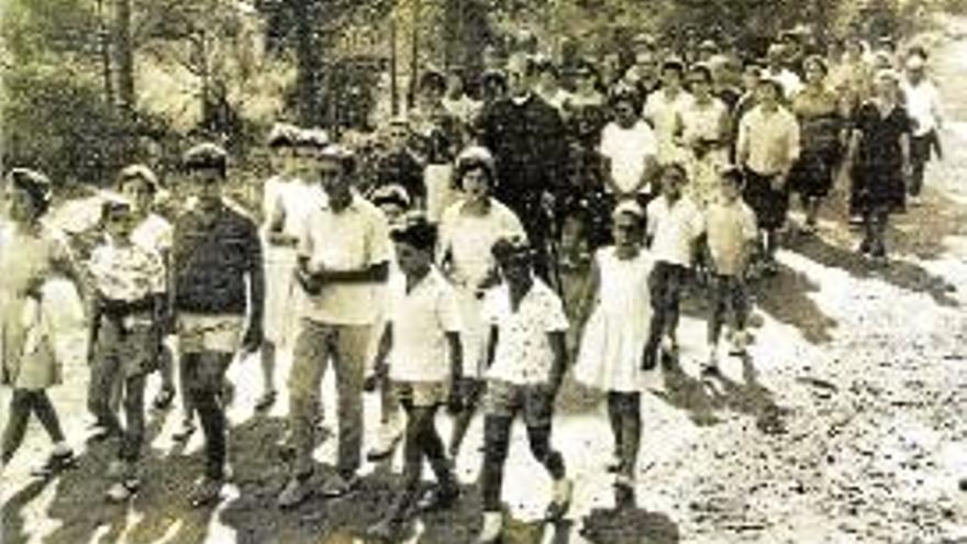 Una excursió de la parròquia des de Vilatenim a la Salut als anys 60.