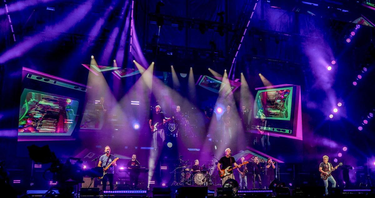 Hombres G, durante su actuacion en el Santiago Bernabéu.