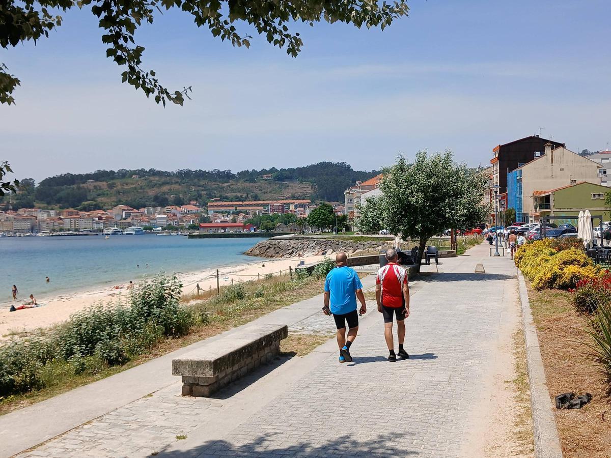 La playa y el paseo de Rodeira, en Cangas.
