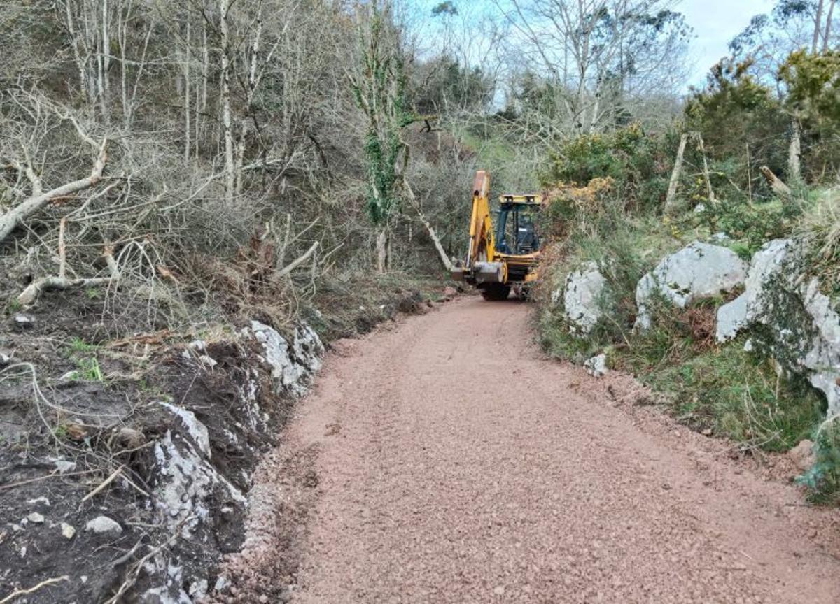 Obras en un camino de la parroquia de Porrúa. | A. L.