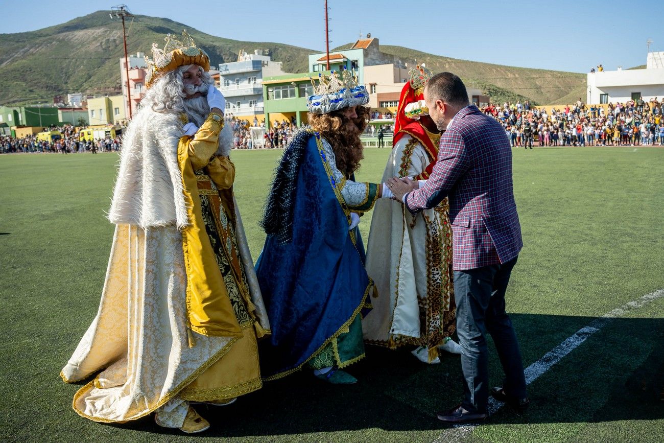 Miles de personas llenan de ilusión el Estadio de Barrial en la llegada de los Reyes Magos