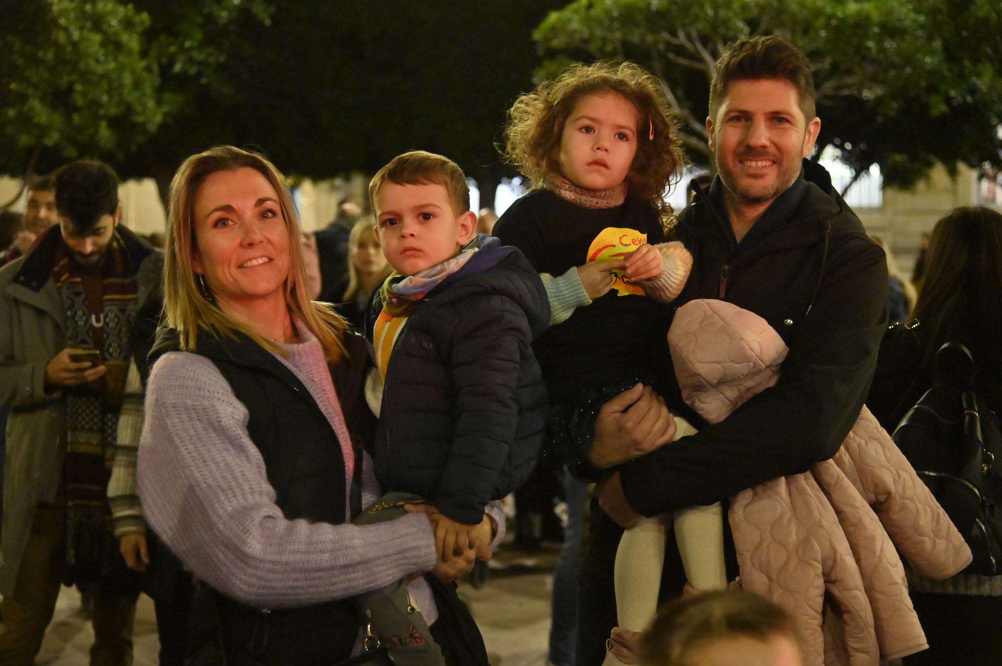 Los peques de Castelló entregan al Cartero Real las misivas con sus deseos. Encuentra tu foto.