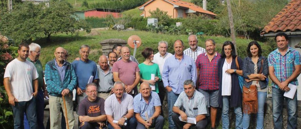 Los vecinos, ayer, en Forcinas, concentrados para llamar la atención contra el lobo.