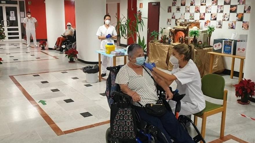 María del Carmen Déniz, de 72 años, la primera persona vacunada contra el covid en Gran Canaria