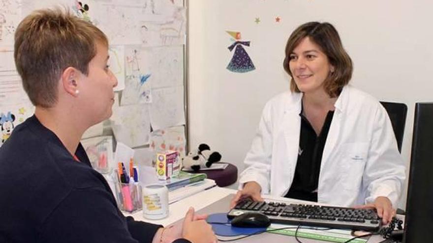 La doctora Ángela Sempere atendiendo a una paciente.