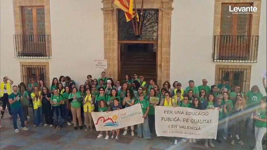 Els docents i les famílies reben el suport dels alcaldes de la Marina: així ha sigut la protesta a Xàbia