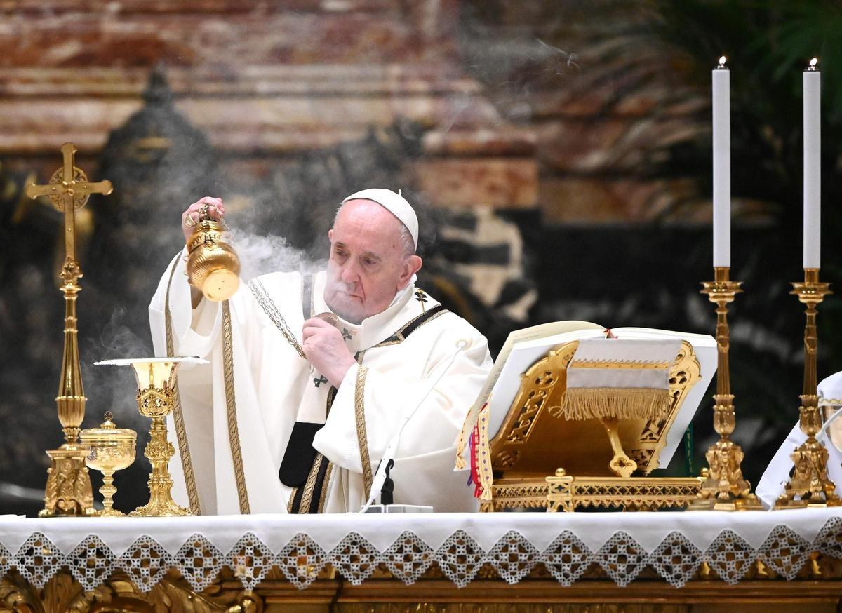 El Papa Francisco durante la misa de Nochebuena, en la basílica de San Pedro, en el Vaticano, el 24 de diciembre del 2020.