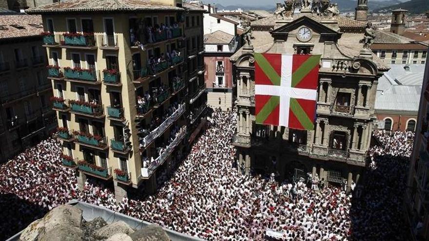 Lanzado el chupinazo de sanfermines con retraso por el despliegue de una ikurriña