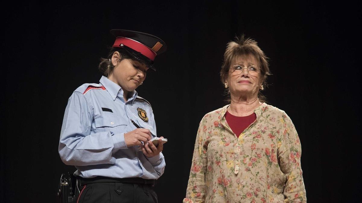 Obra de teatro, iniciativa de los Mossos, para alertar a los ancianos frente a robos, hurtos y estafas.