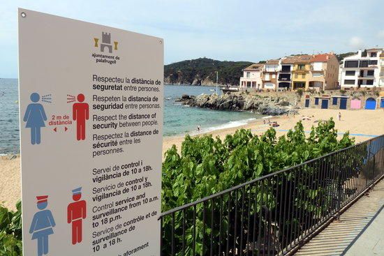 Cartell informant de les mesures de seguretat davant la covid-19 a la platja del Canadell de Calella de Palafrugell