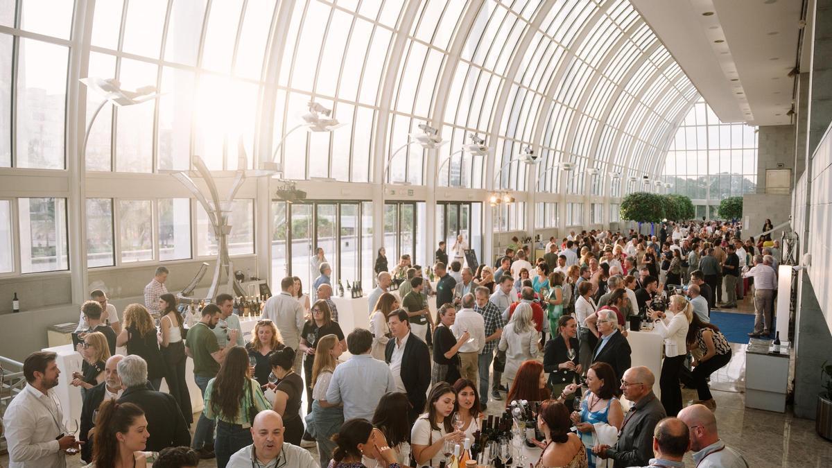 Cientos de personas asisten hoy a la XX Noche del Vino de la DO Valencia en el Palau de la Música.
