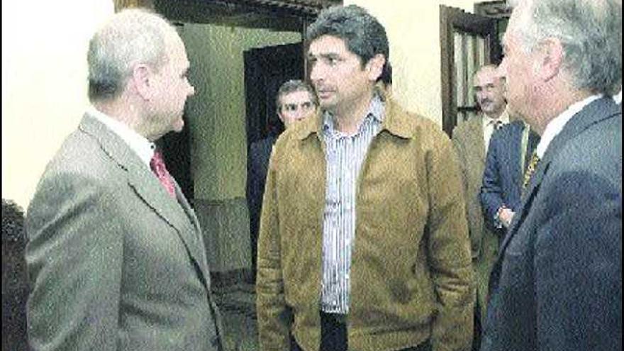 El presidente andaluz, Manuel Chaves, conversa con Juan José Cortés, el padre de Mari Luz, durante un encuentro celebrado la tarde del pasado lunes en Huelva.