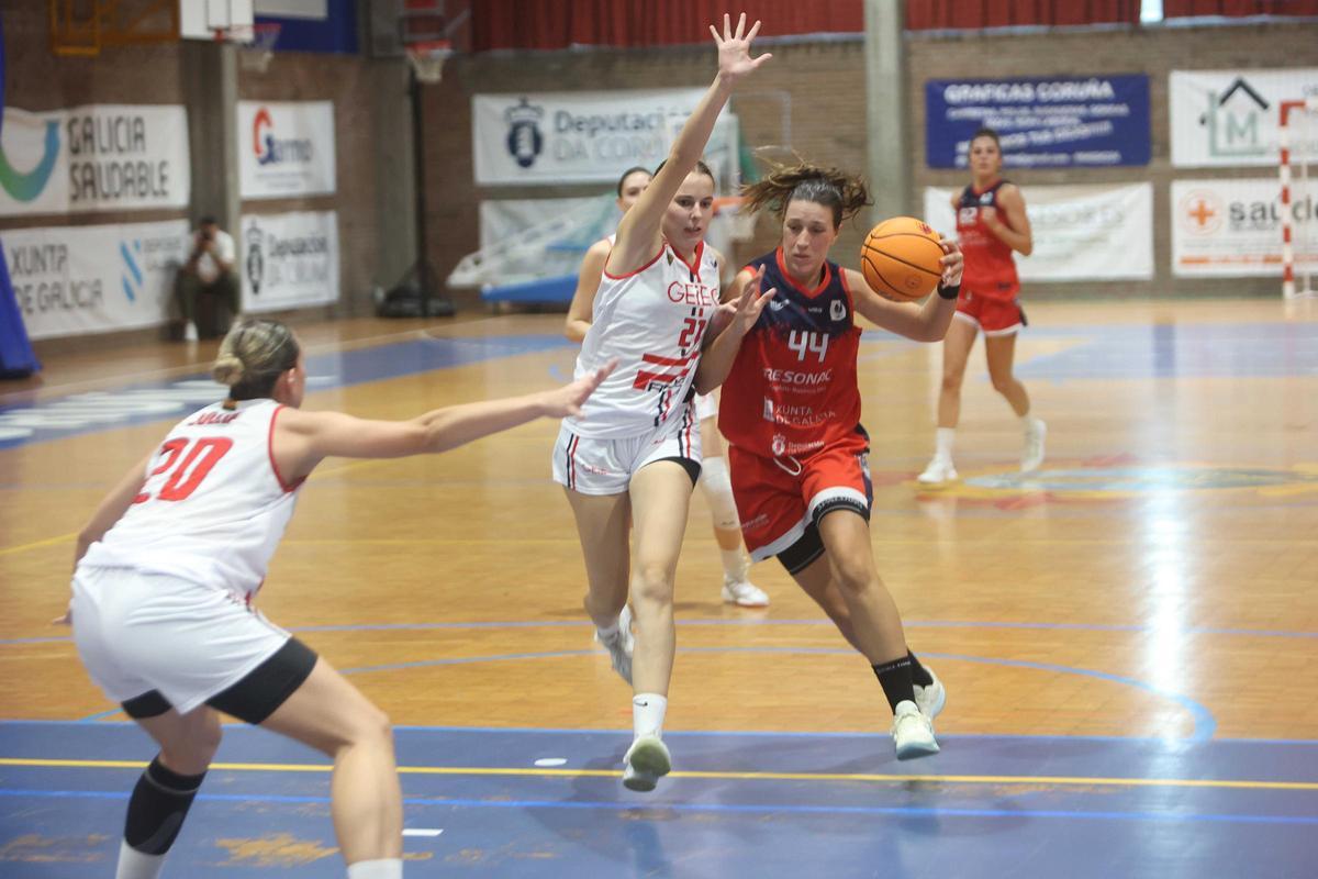 Andrea Pérez trata de entrar a canasta en el partido contra el GEiEG del pasado curso.