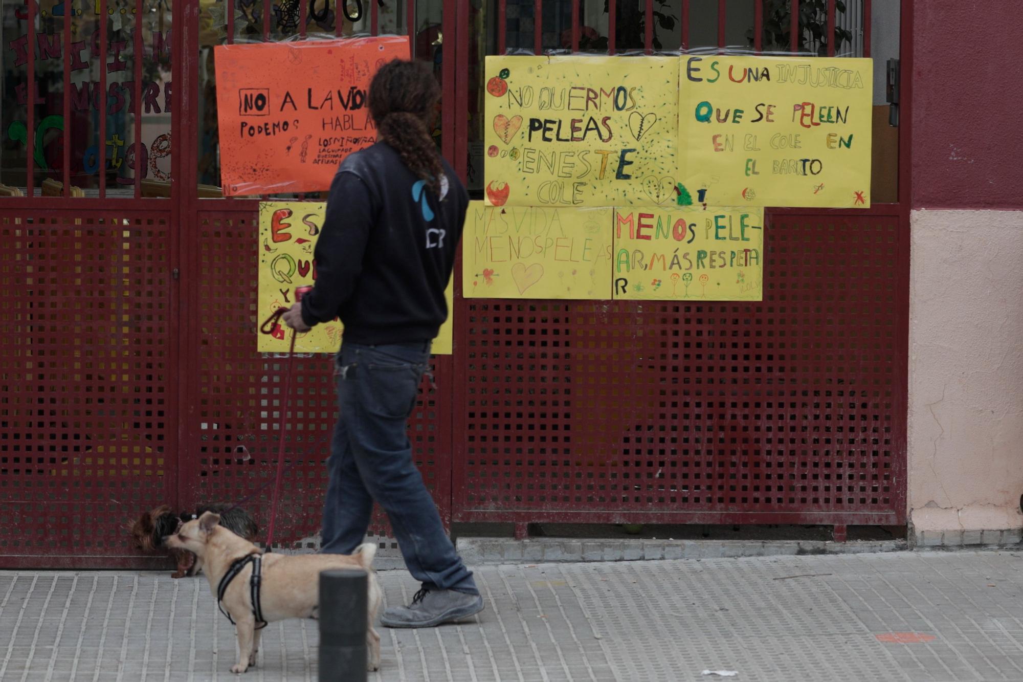 Los alumnos del colegio Gabriel Vallseca cuelgan carteles y dibujos en apoyo a su directora