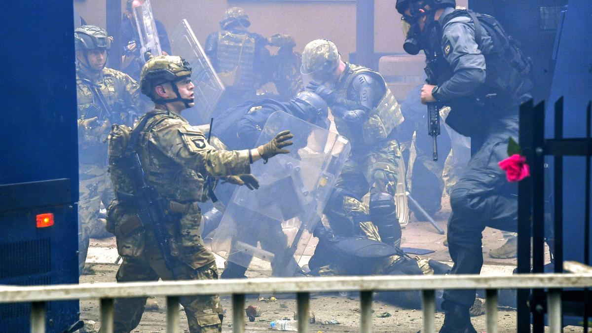 Decenas de heridos por el choque entre la fuerza de paz de la OTAN y la minoría serbia en el norte de Kosovo.
