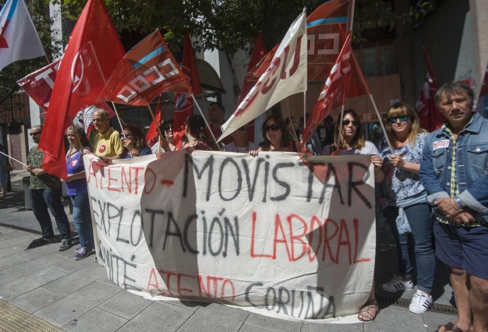 La protesta de los sindicatos UGT, CIG, CCOO y USO coincide con el debate en el pleno municipal de una moción impulsada por el Gobierno local en apoyo a los 46 trabajadores de ALN Telemarket SL.