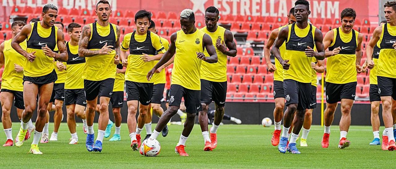 Último entrenamiento del Mallorca en Son Moix antes de medirse esta tarde al Betis.