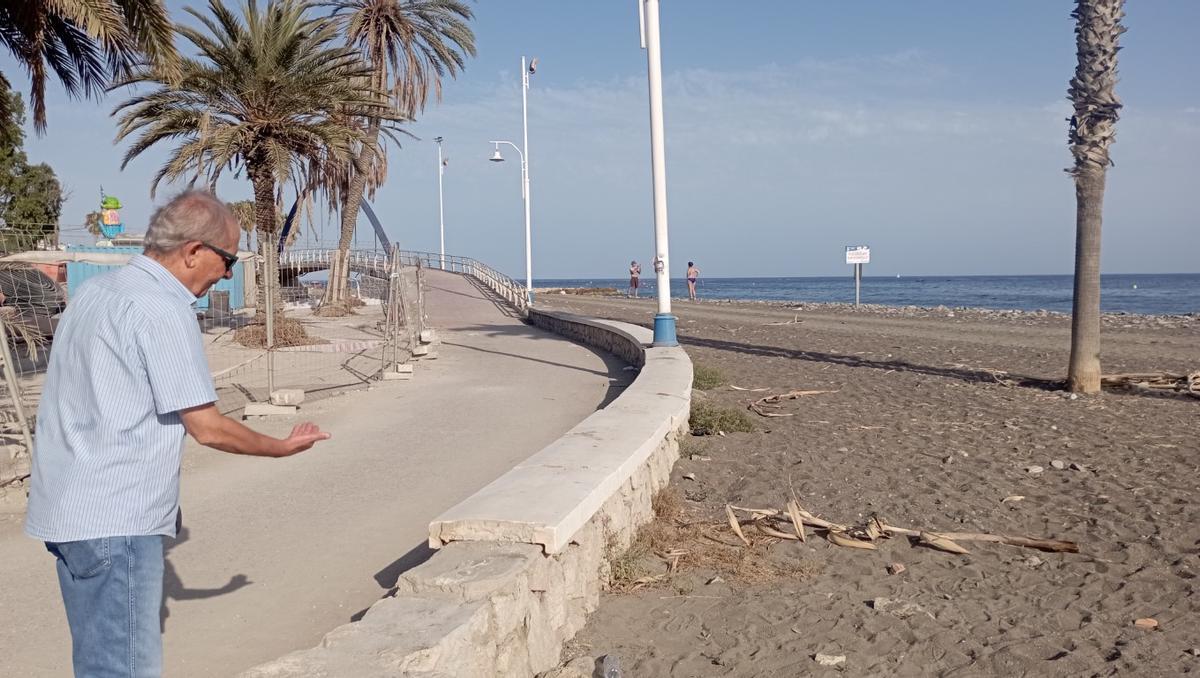 Piden aumentar la altura del murete del paseo marítimo, para proteger de los temporales, en esta zona próxima a la desembocadura del Jaboneros.