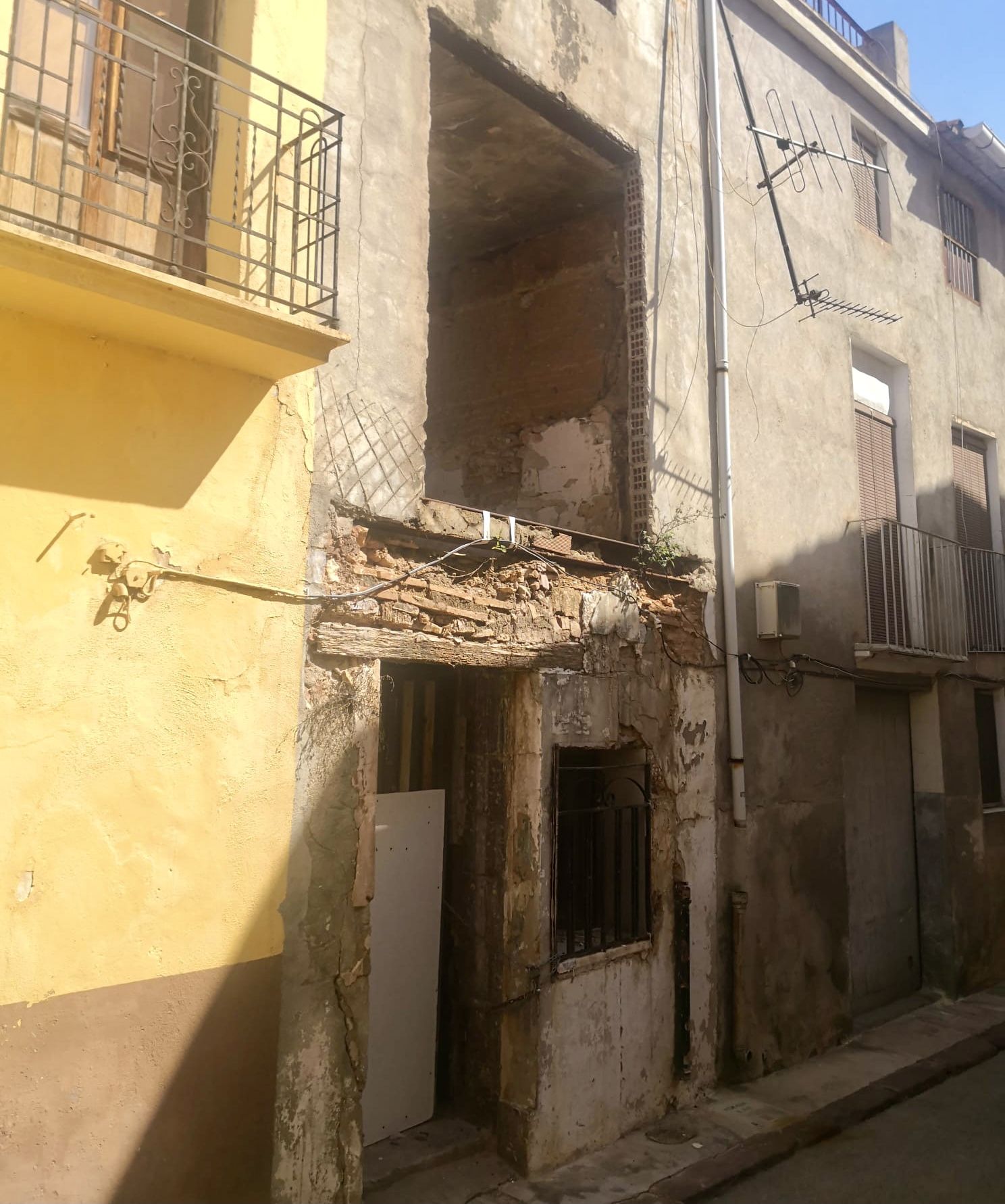 La vivienda está en el vial dels Àngels, perpendicular a la calle Mayor.