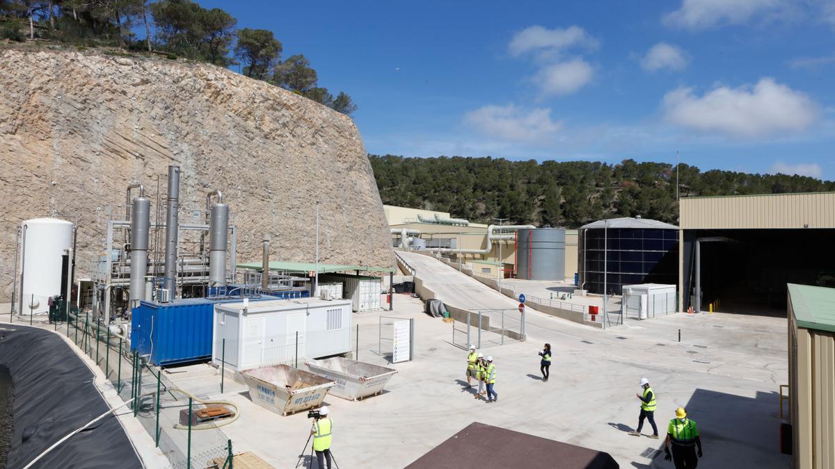 Parte de las instalaciones de la planta de triaje del vertedero de Ca na Putxa.