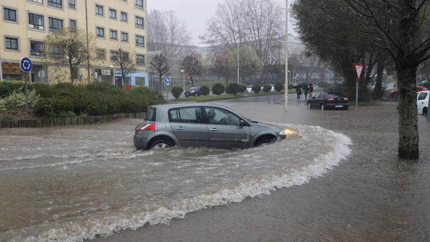 Una tromba de agua inunda de nuevo la rotonda Fontes do Sar