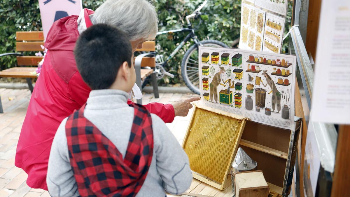 Una de las casetas más visitadas es la de venta de miel
