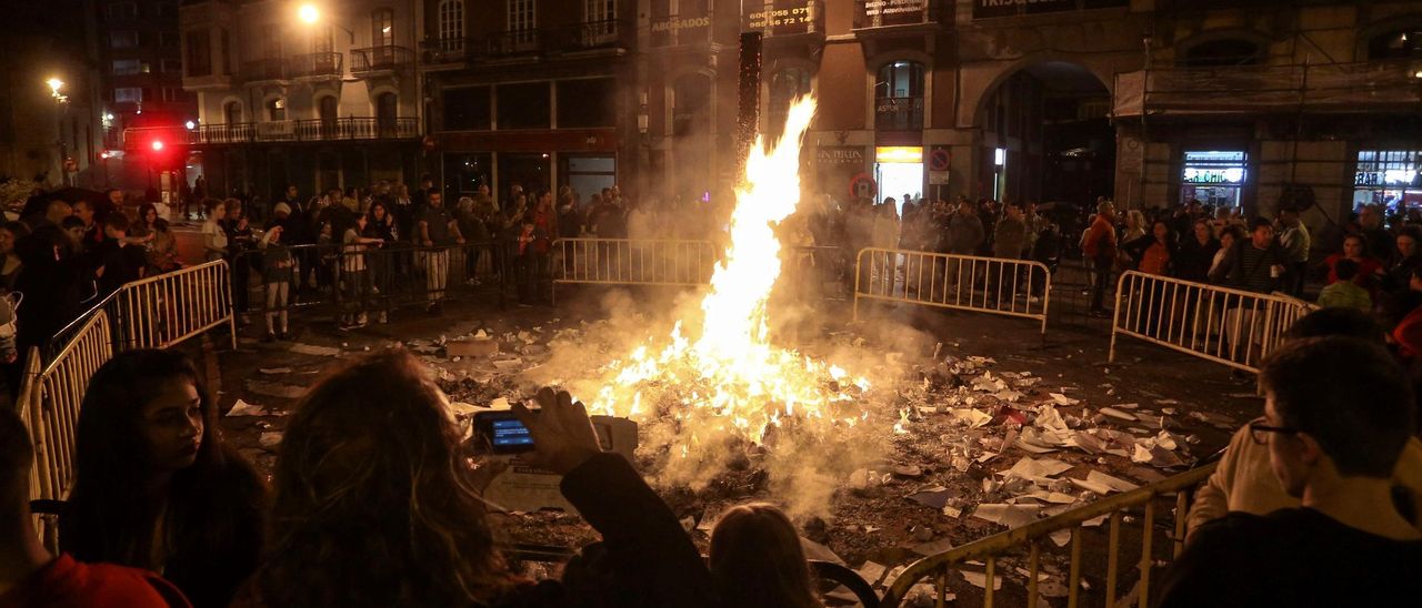 Una pasada edición de la foguera de San Juan en Avilés.