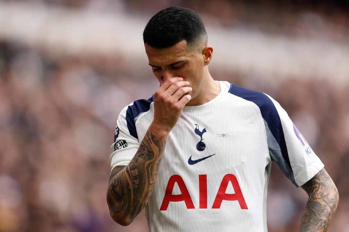 Pedro Porro, del Tottenham, reacciona durante el partido de la Premier League inglesa entre el Tottenham Hotspur y el Nottingham Forest