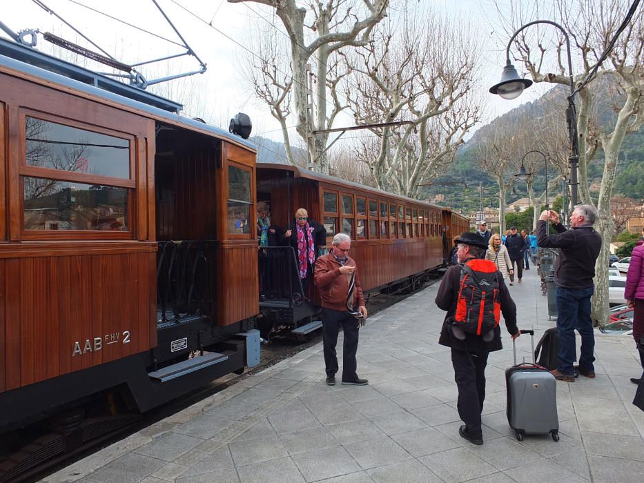 Die Touristenattraktion ist seit Donnerstag (1.2.) wieder im Einsatz: Die historische Bahn verkehrt wieder zwischen Palma de Mallorca und Sóller.