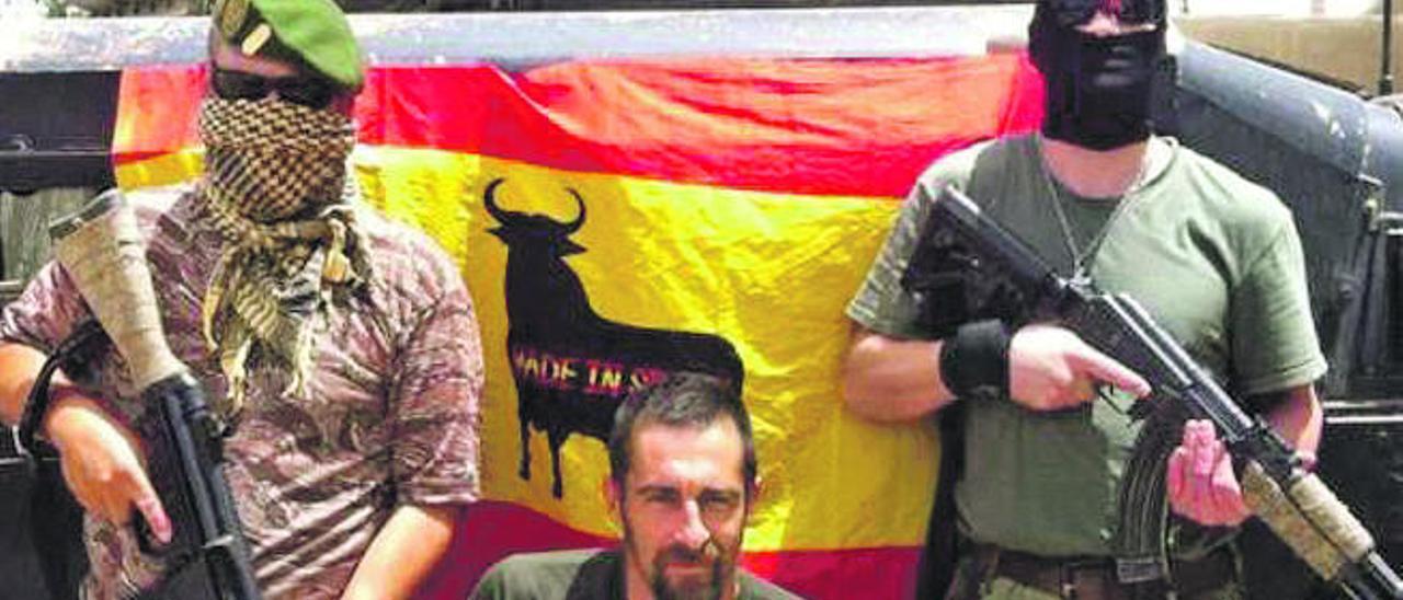 El militar español, flanqueado por dos compañeros.