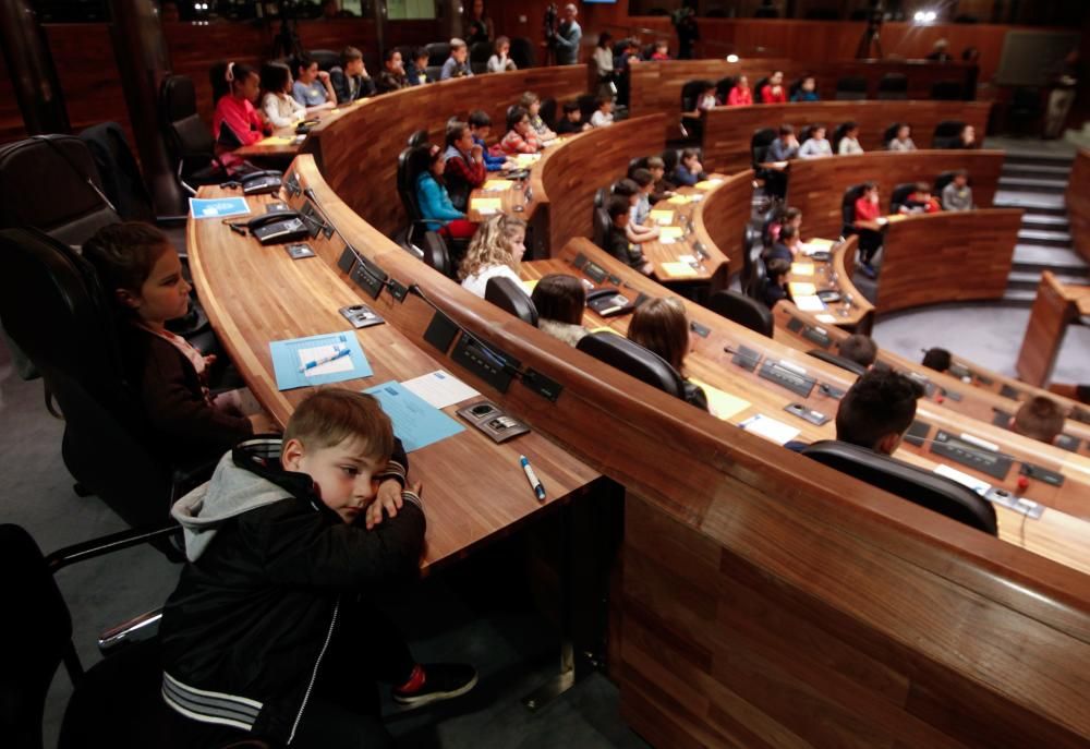 Sesenta escolares asturianos se convierten en diputados por un día