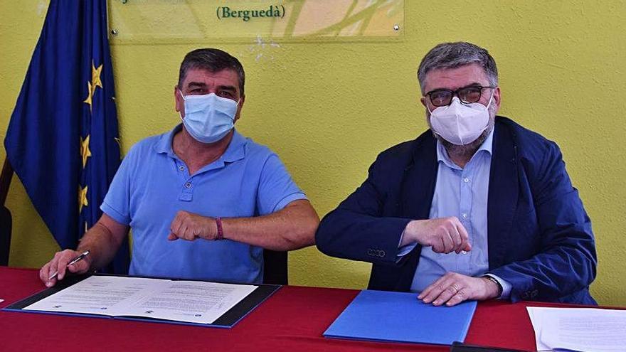 Per l&#039;esquerra, Jesús Calderer signant el conveni amb la UPC, el juliol