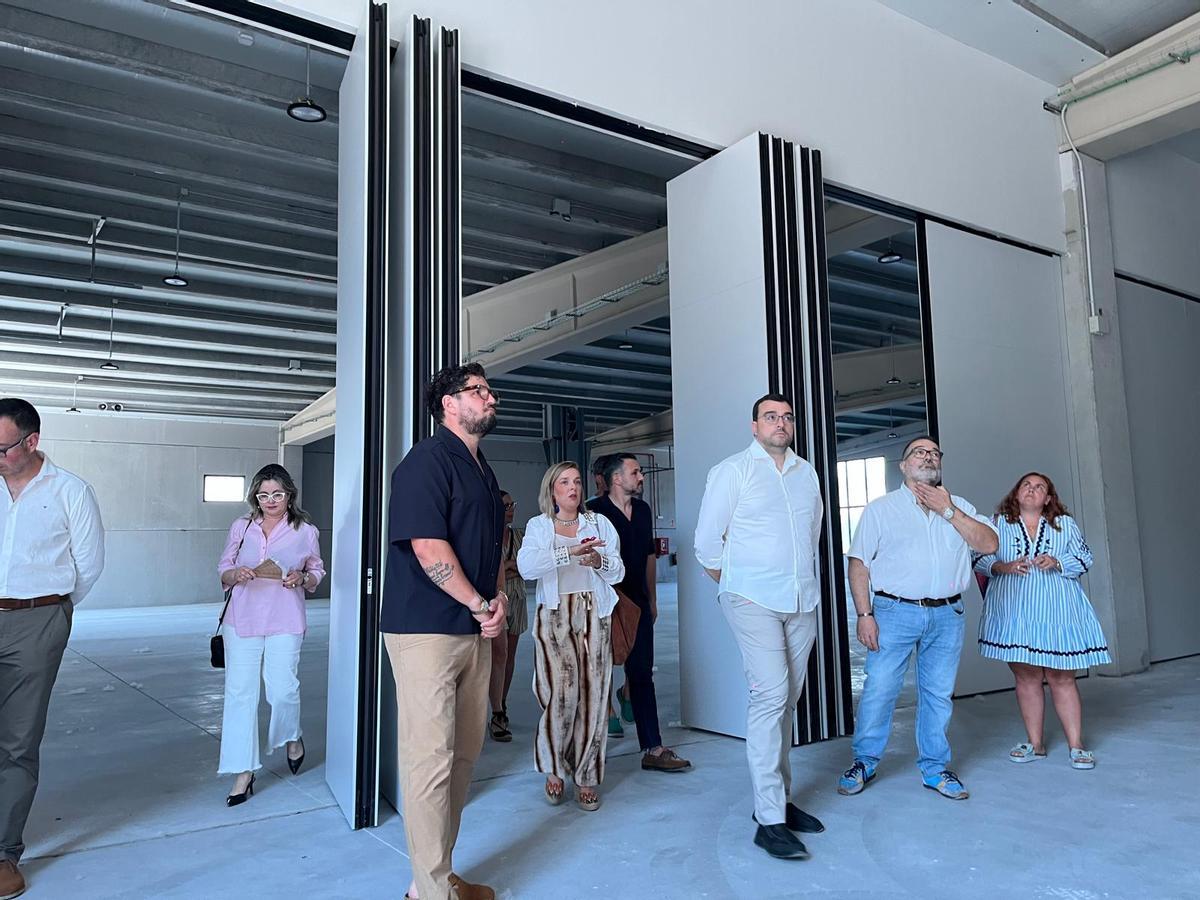Adrián Barbón apreciando las nuevas instalaciones de Talleres del Conde.