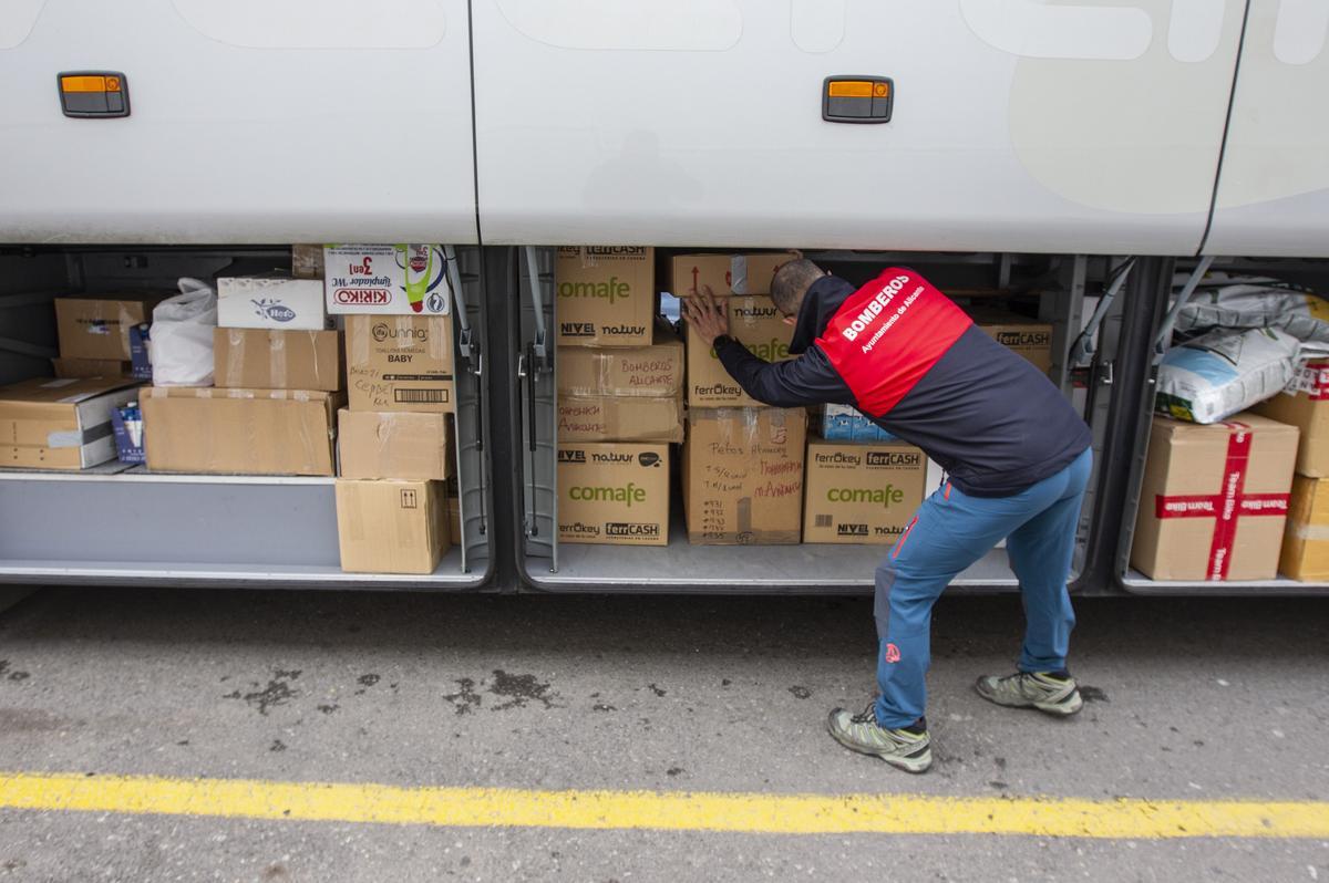 Fletan un autobús con ayuda humanitaria para Ucrania que traerá refugiados de vuelta