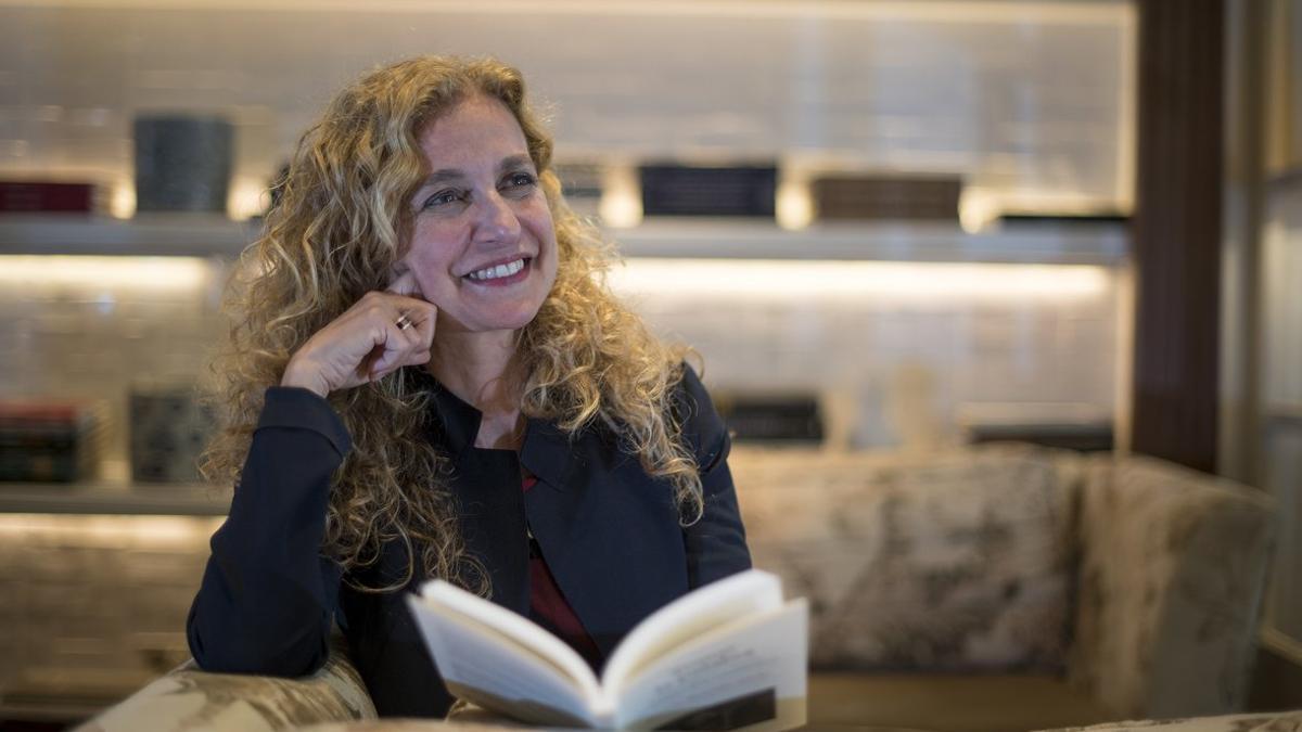 La lingüista Estrella Montolío, con su libro 'Tomar la palabra, ayer en Barcelona
